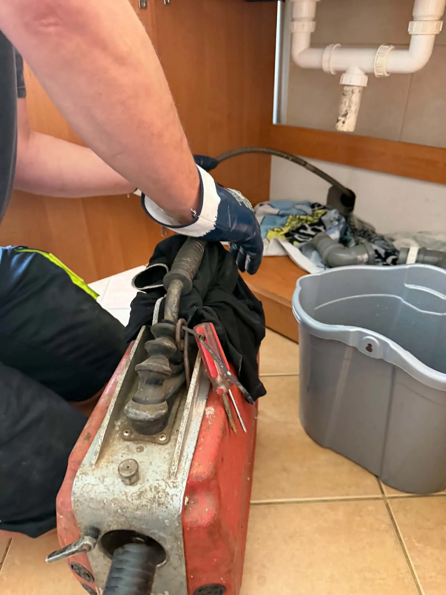 Czyszczenie kanalizacji spiralą elektryczną po zatorze tłuszczowym We Wrocławiu