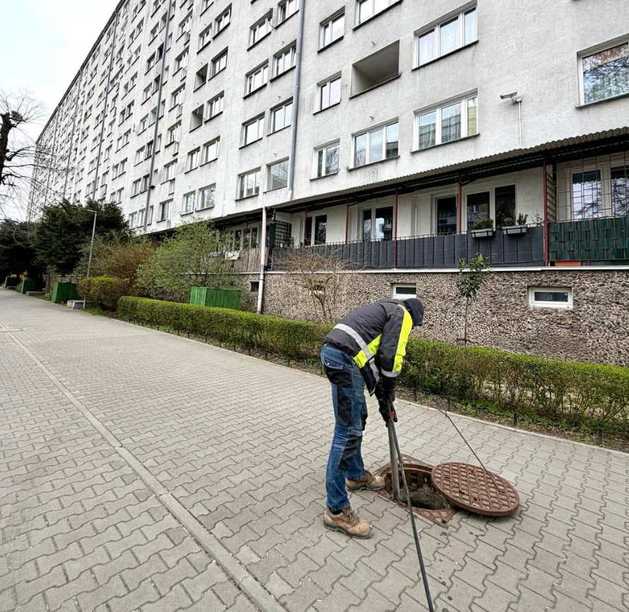Samochód ciśnieniowy WUKO podczas czyszczenia kanalizacji