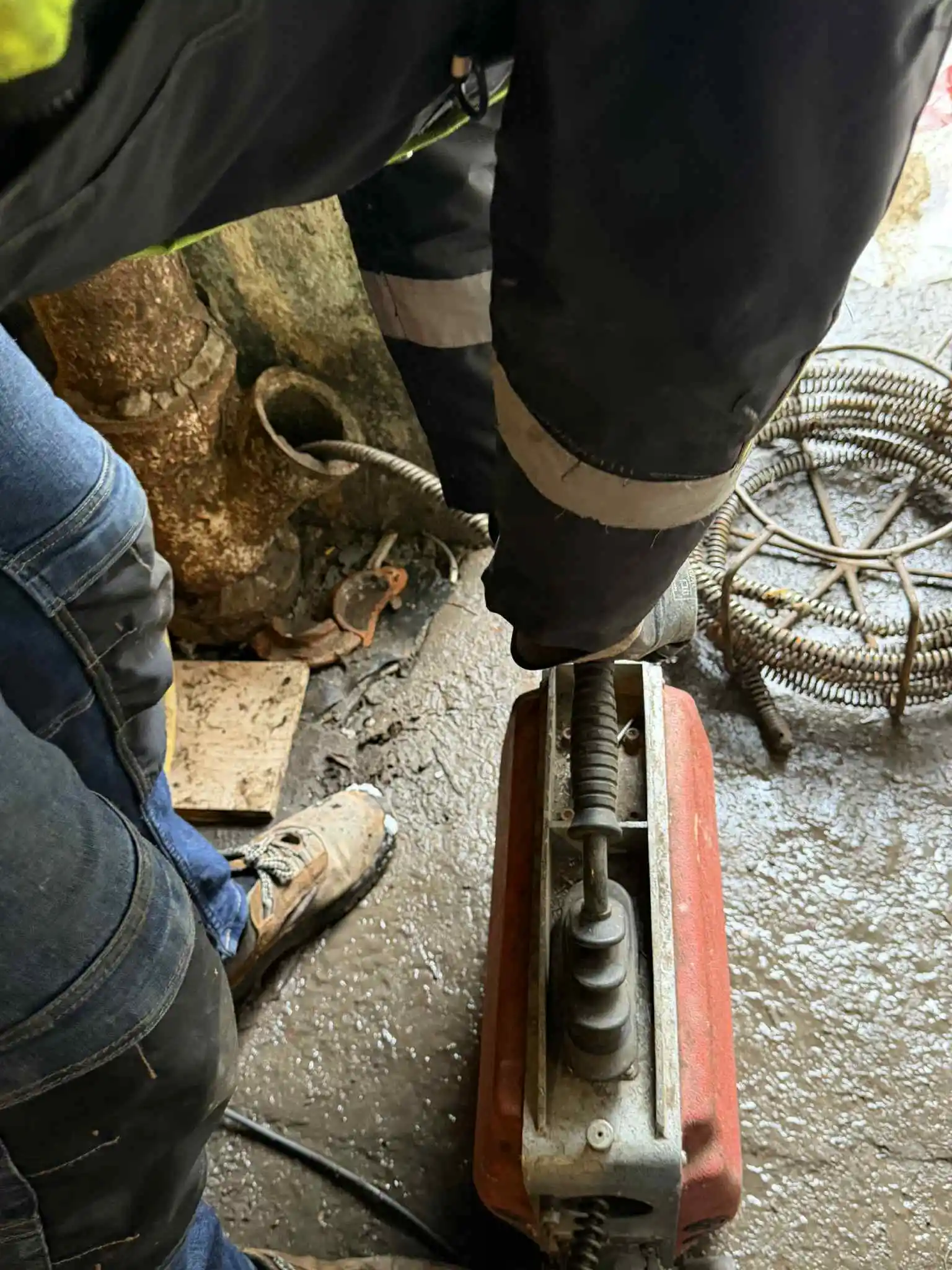 Mechaniczne czyszczenie kanalizacji spiralą elektryczną